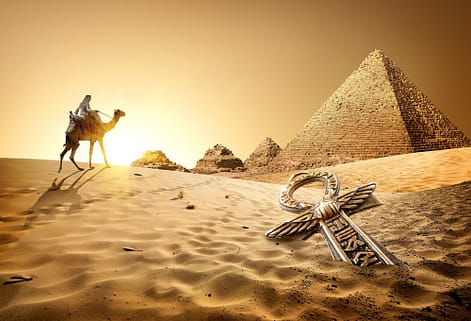 Pyramide et chameau avec une amulette dans le sable pour le Voyage Chamanique dans l'Égypte ancienne